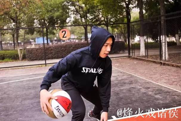 37岁街球王周锐校园行首次走进幼儿园,左手滑翔劈扣引爆全场欢呼 37岁街球王周锐校园行首次走进幼儿园,左手滑翔劈扣引爆全场欢呼